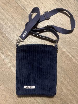 Rückseite aus farblich passendem Cordstoff